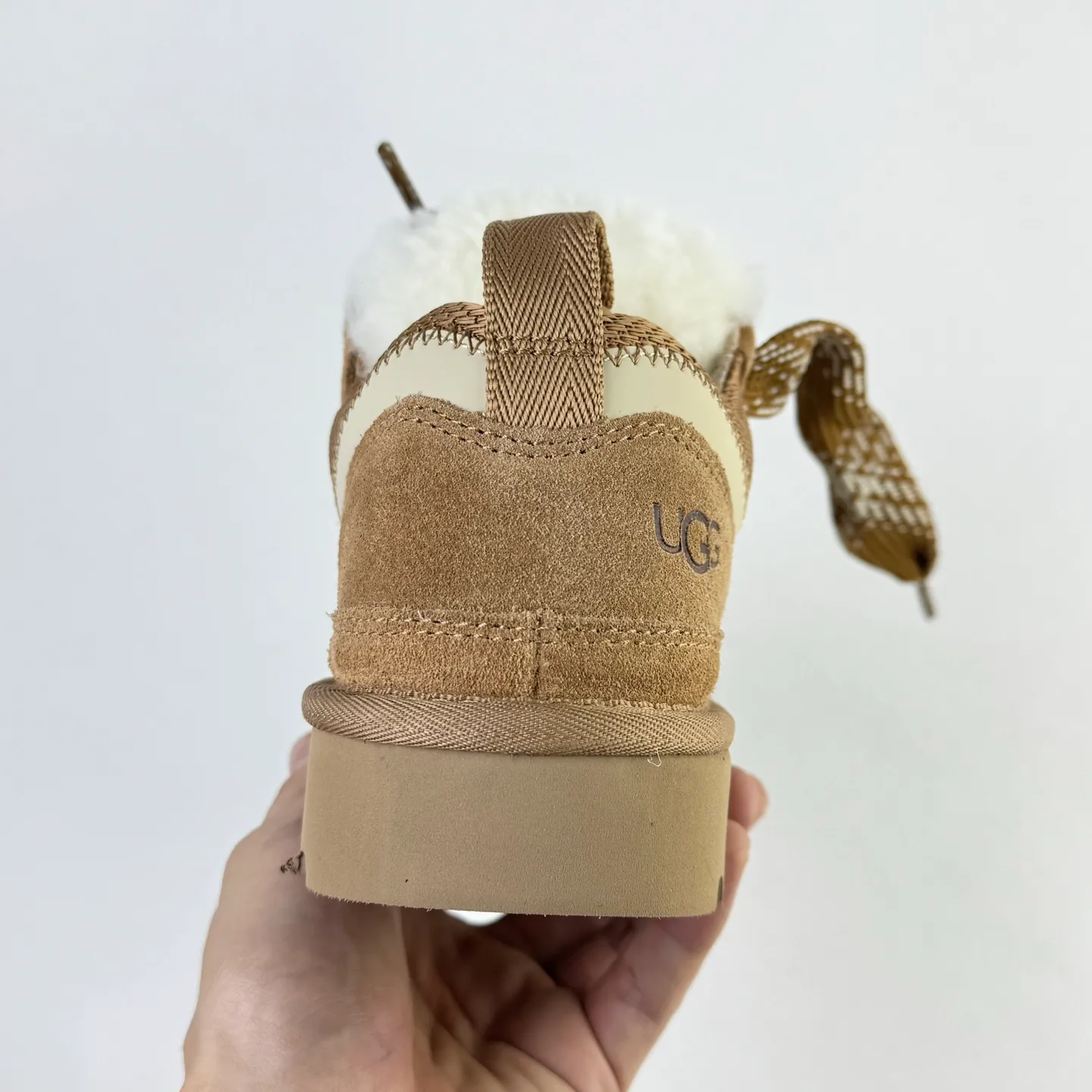Local 💰600 OEM grade 4032 Mel series, top workmanship, super stable version ✔️ Good looks and texture, suede leather + low-key logo show retro, classic two-color shoelaces can be worn as two shoes ✔️ So comfortable that you want to weld your feet, ultra-light material + 5cm thick sole, increase height without tiring the feet, wool insoles are warm and breathable, no pressure for commuting and shopping all day long ✔️ I love the details: wide shoelaces for photos. Sizes 34-45 are suitable for various foot types. Slight stains can be wiped clean with a damp cloth. The loose feeling in early autumn is all due to it. Close your eyes and avoid stepping on thunder! 👟